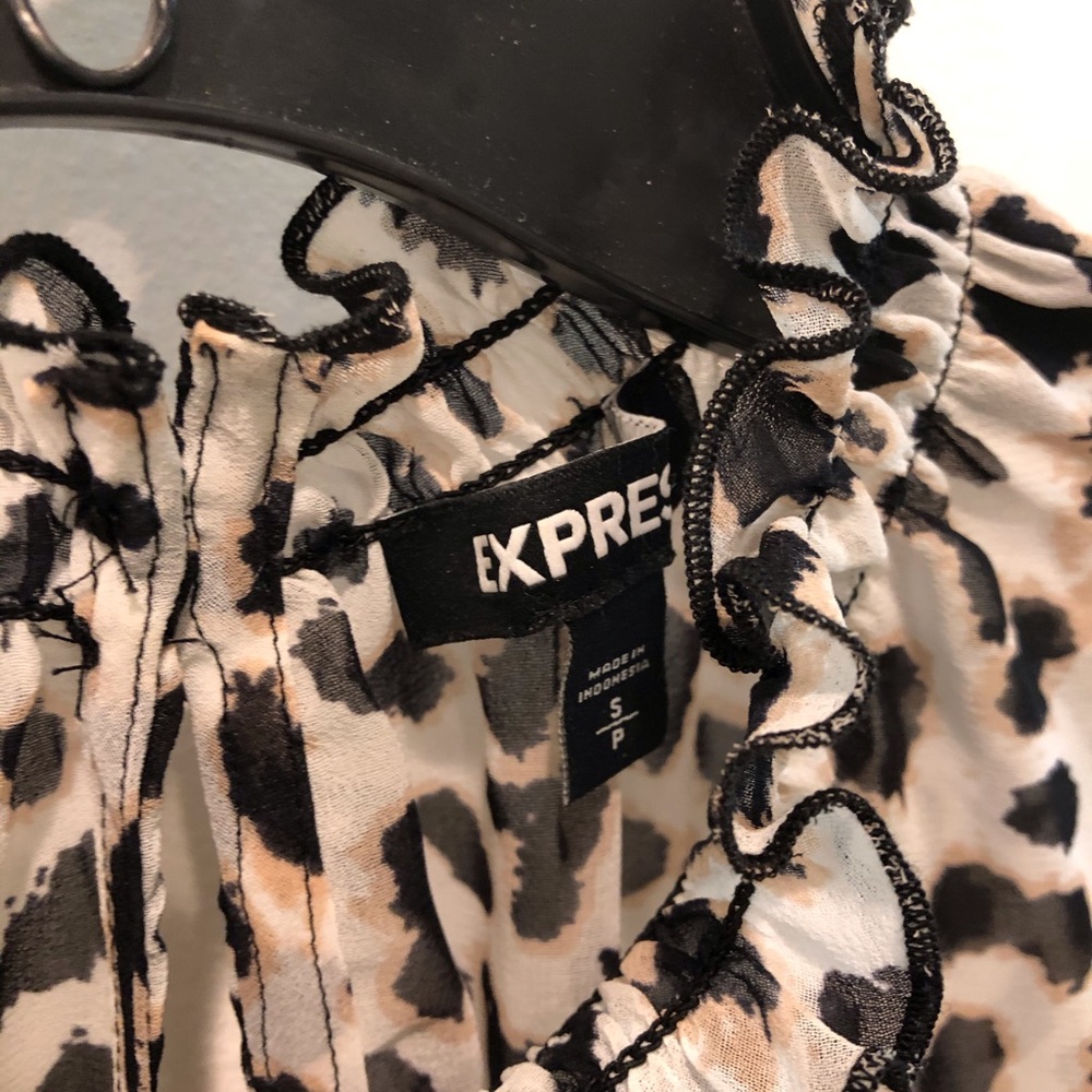 Express ruffle mock neck top in animal print - Picture 6 of 7